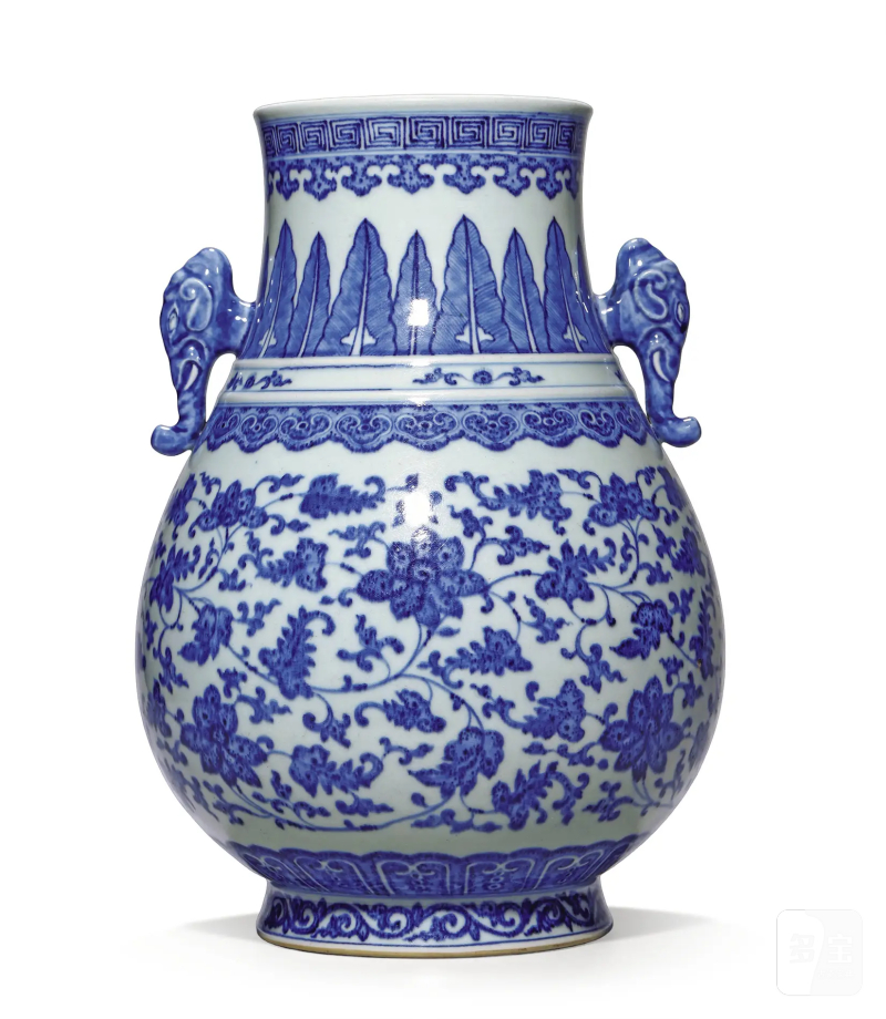 清乾隆 青花缠枝莲纹象耳尊 - 图1